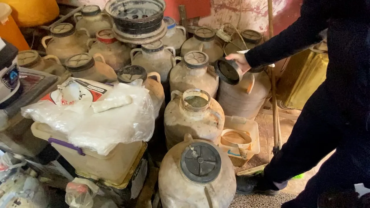 Hepsi kurtlanmış, küflenmiş! Tarihi geçen onlarca ürün imha edildi