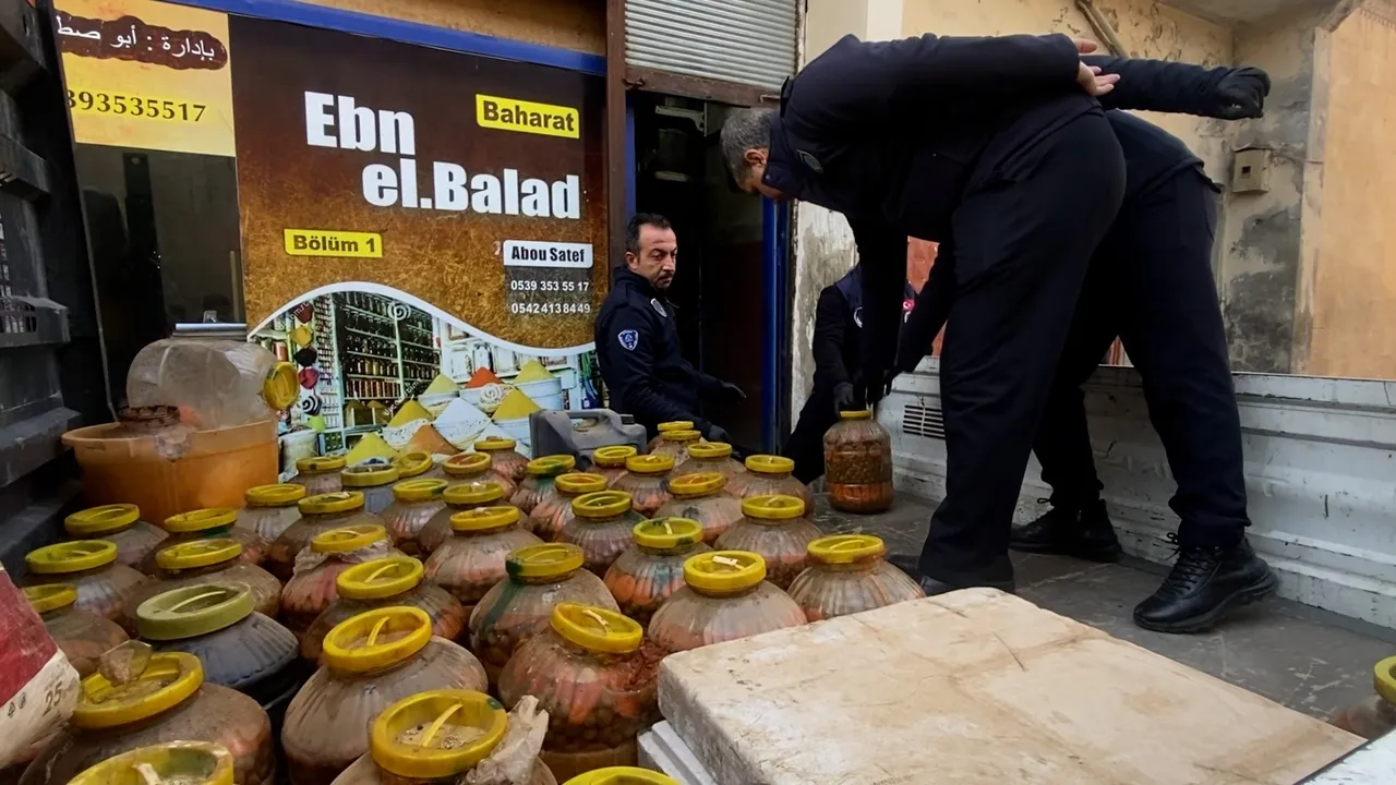 Hepsi kurtlanmış, küflenmiş! Tarihi geçen onlarca ürün imha edildi