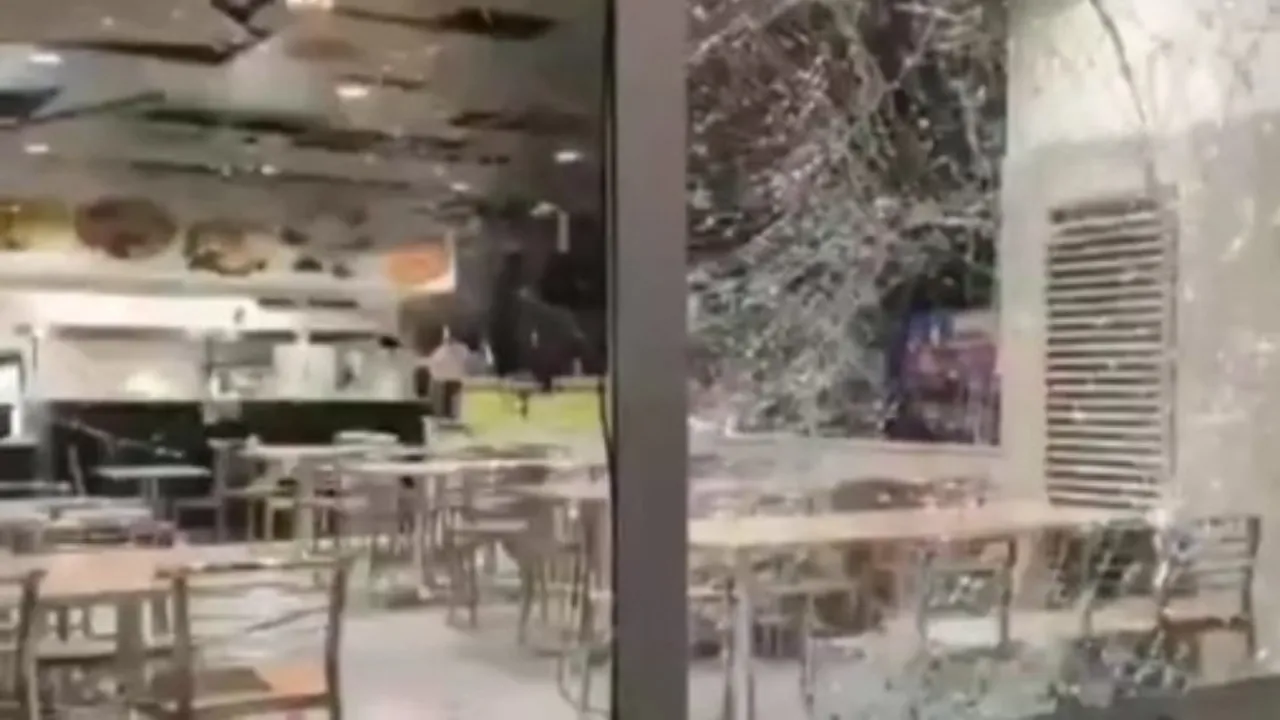 İtalyada otoyolda korku dolu anlar! Yakıt tankeri bomba gibi patladı, alevler gökyüzünü aydınlattı