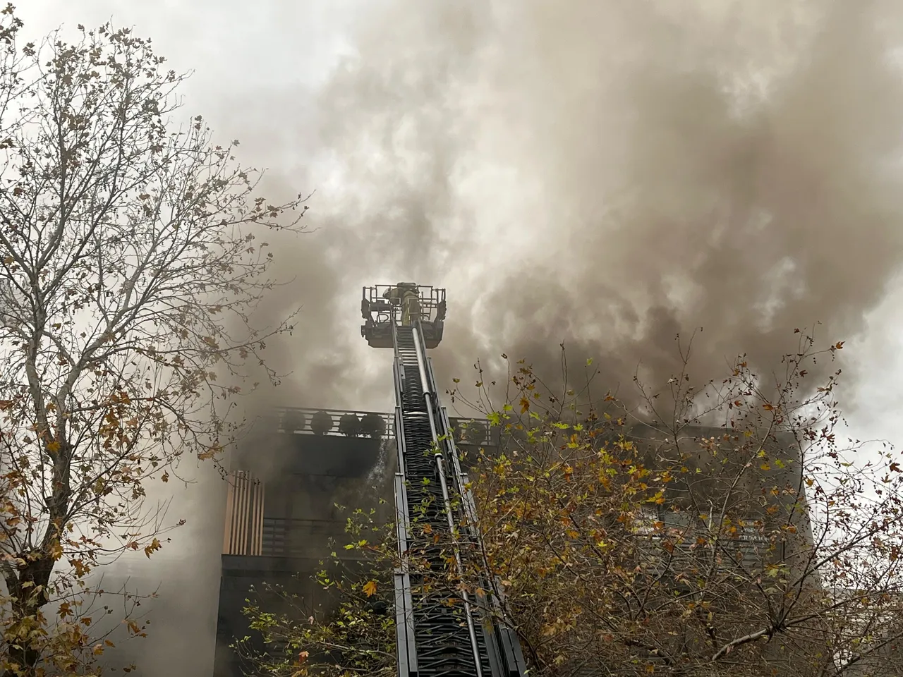 Kadıköy’de 5 katlı binada yangın! Bir restoran kullanılamaz hale geldi