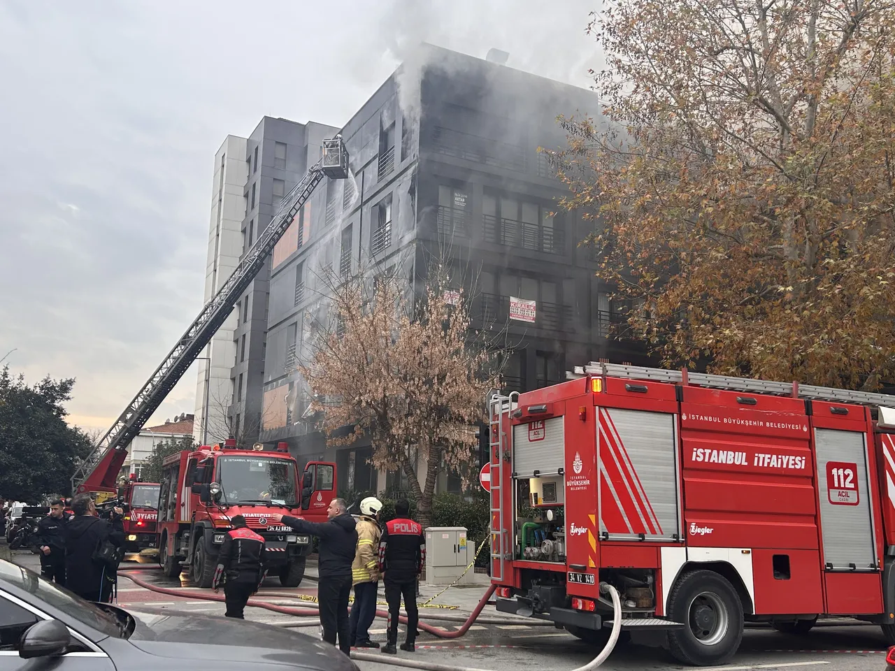 Kadıköy’de 5 katlı binada yangın! Bir restoran kullanılamaz hale geldi