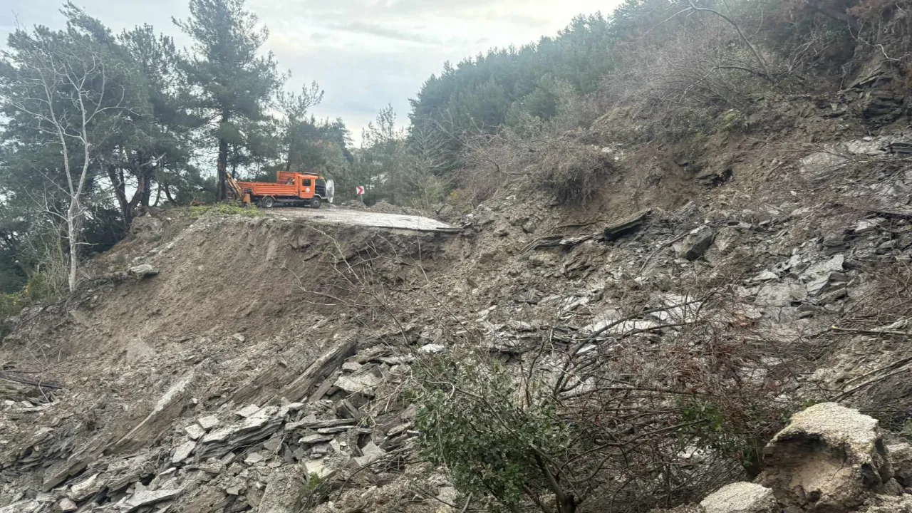 Kastamonu'da heyelan! Sahil yolu ulaşıma kapandı