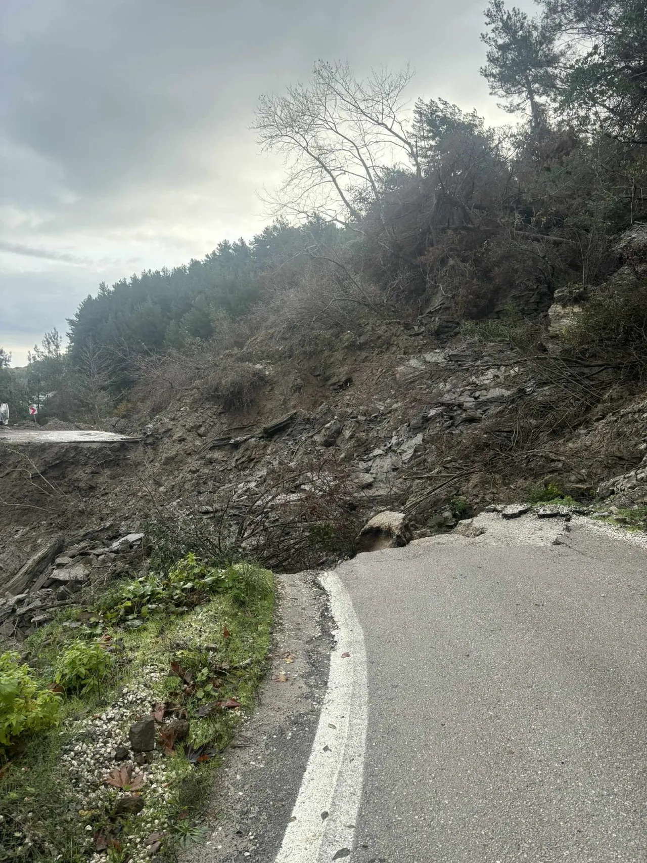 Kastamonuda heyelan! Sahil yolu ulaşıma kapandı