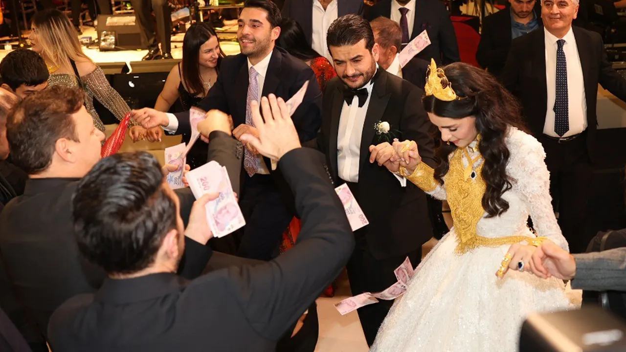 Aşiret düğününde paralar havada uçuştu