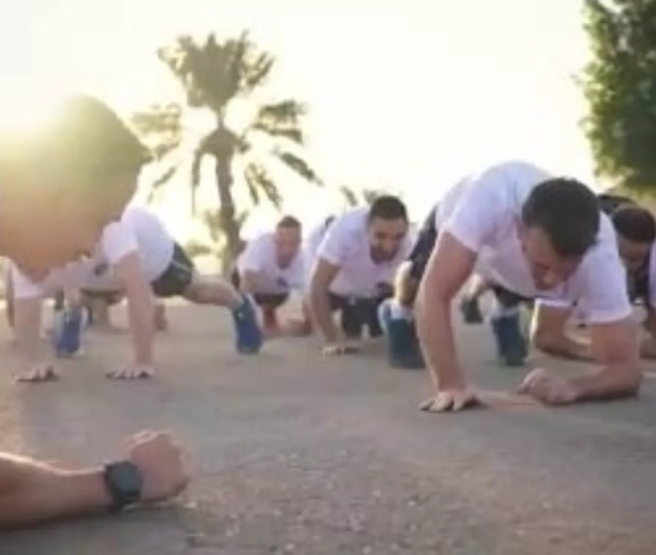 Macron, Fransız askerleriyle Abu Dabide spor yaptı