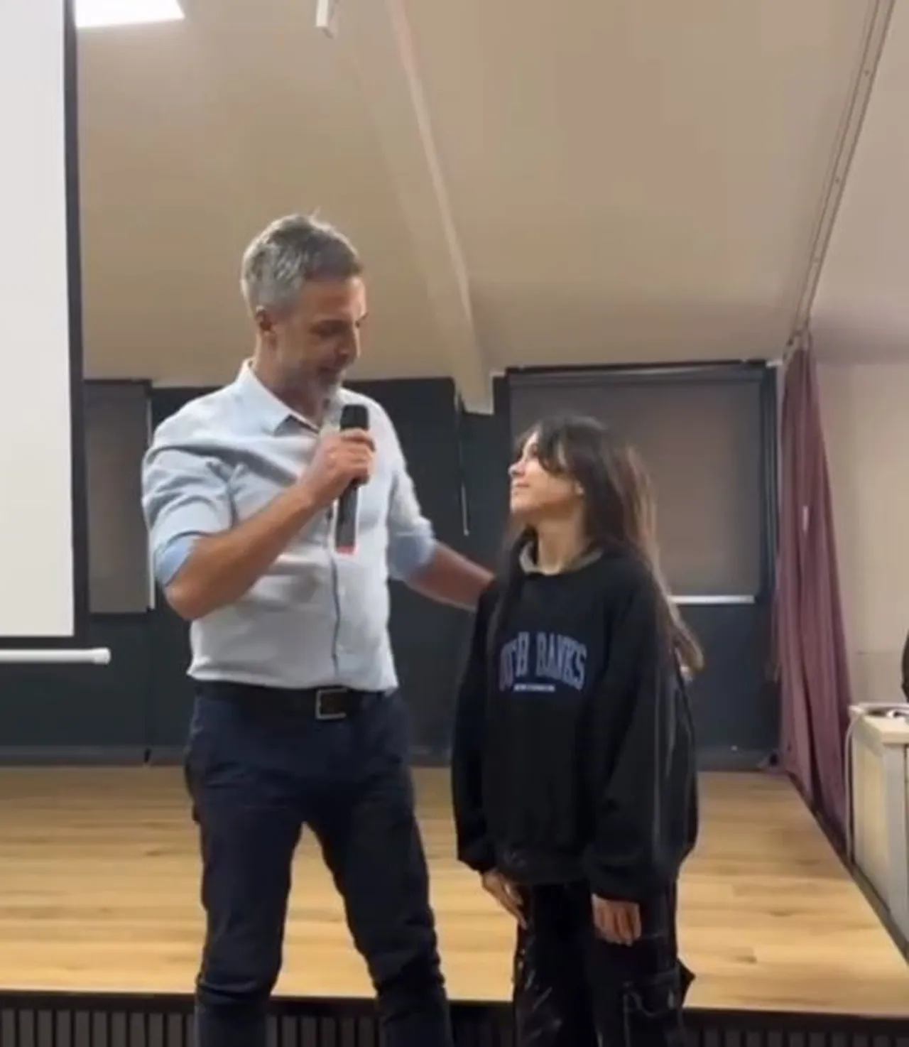 Minik öğrencinin yürek ısıtan hassasiyeti! Ayakkabılarını çıkarıp çorapla yürüdü