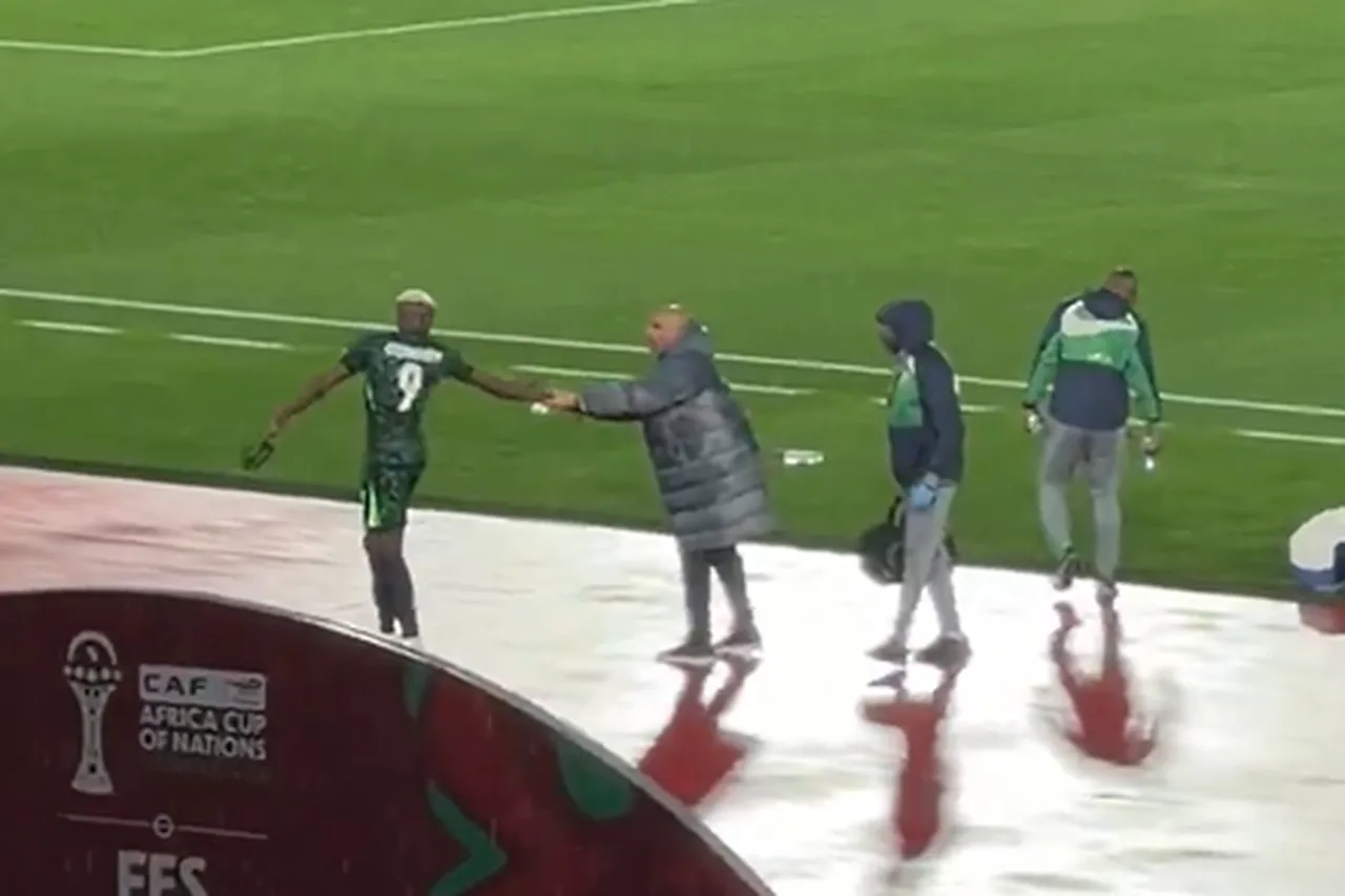 Victor Osimhen, oyundan alındığı esnada teknik direktörüne gösterdiği tepki ile gündem oldu