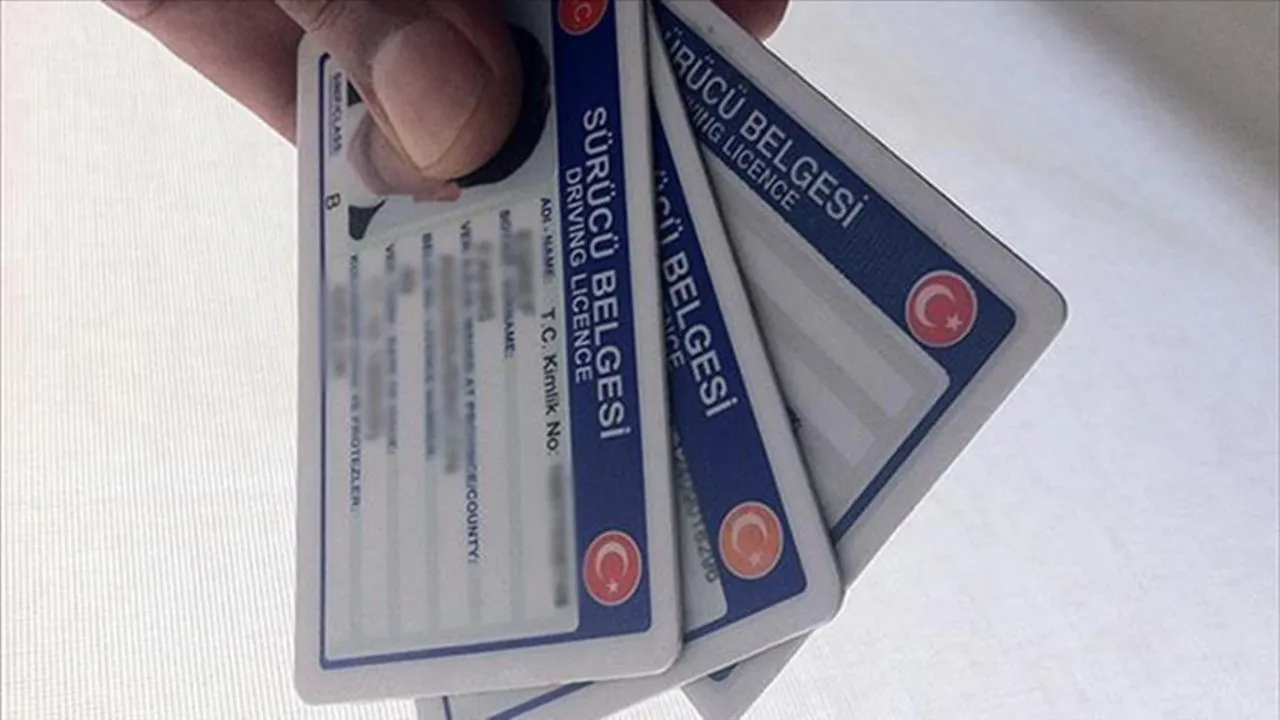 Pasaport, ehliyet, aile cüzdanı harçlarına zam yapıldı! 2026 tarifesi Resmi Gazete'de