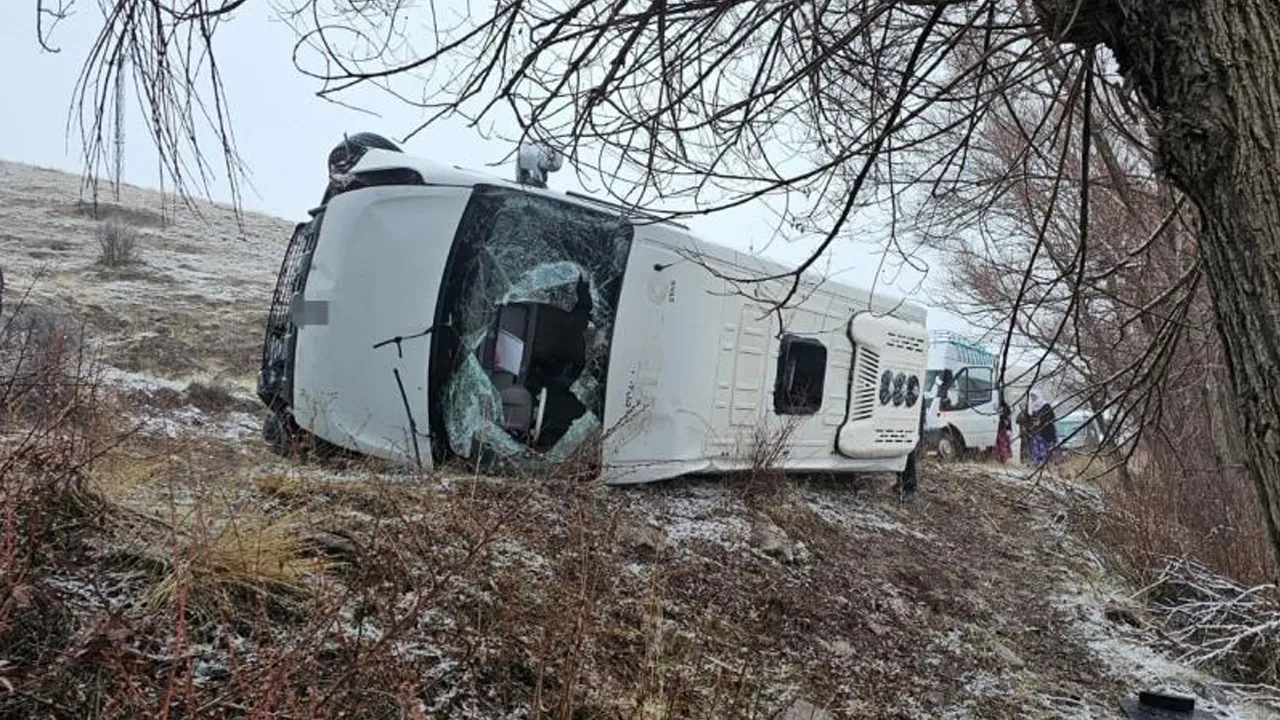 Sivas'ta okul servisi devrildi! Çok sayıda öğrenci yaralandı