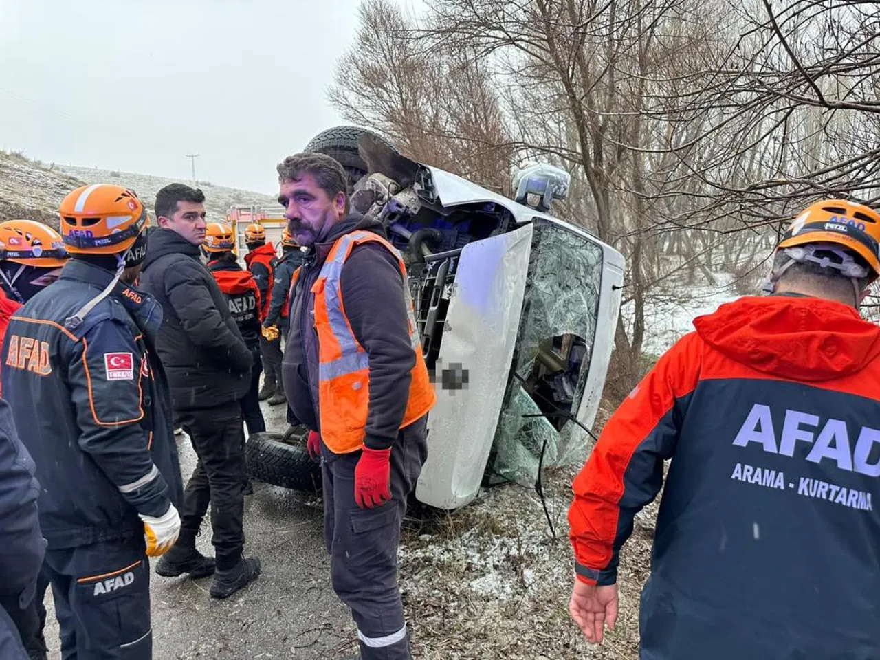 Sivas'ta okul servisi devrildi! Çok sayıda öğrenci yaralandı