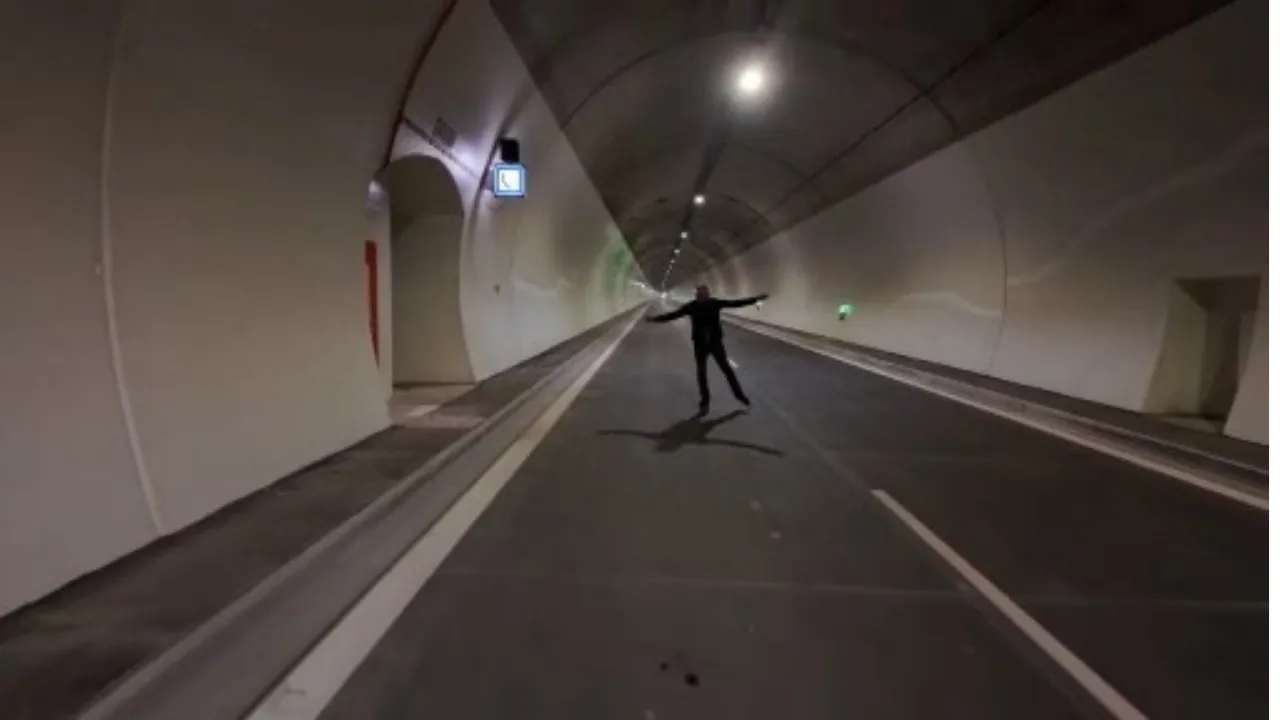 Slovakya Başbakanı Fico'dan paten şov! Ülkenin en uzun tünelini paten kayarak geçti