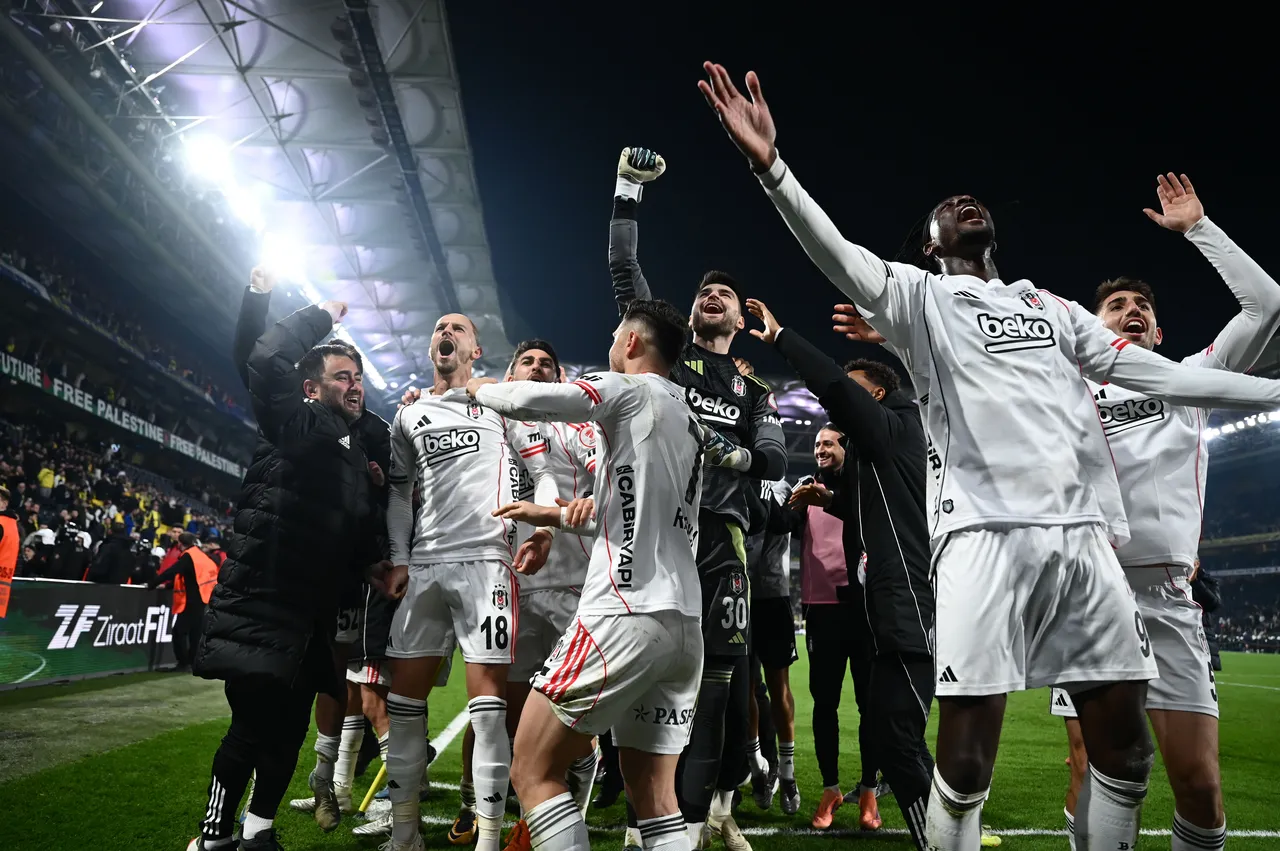 Beşiktaş takımı, Fenerbahçe'ye attığı gole sevinirken