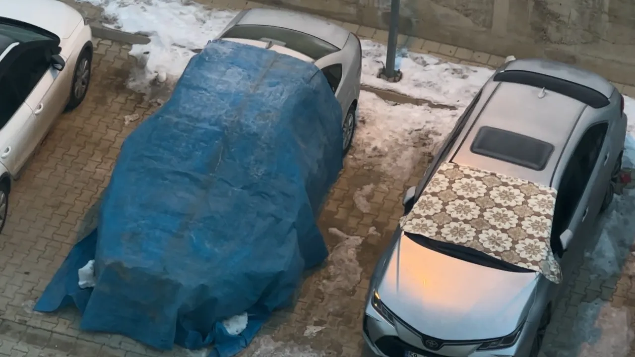 Yüksekova'da dondurucu soğuklar! Sürücüler araçları donmasın diye adeta paketledi