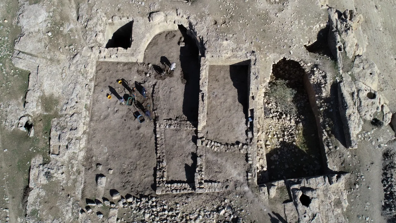 2 bin yıllık Rabat Kalesi’nde tarihi kazı: Mardin’in gizli hazinesi ortaya çıkıyor