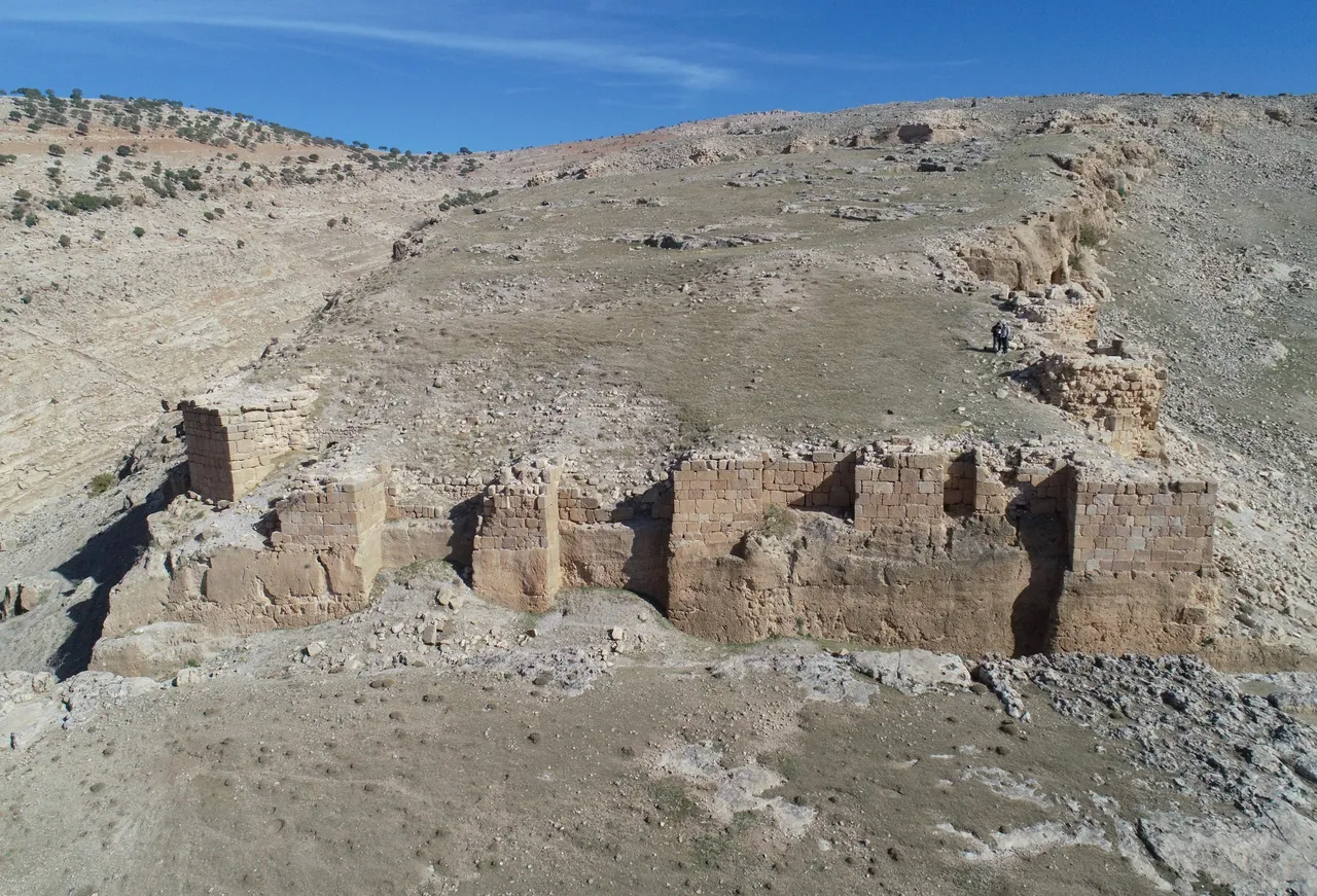 2 bin yıllık Rabat Kalesi’nde tarihi kazı: Mardin’in gizli hazinesi ortaya çıkıyor