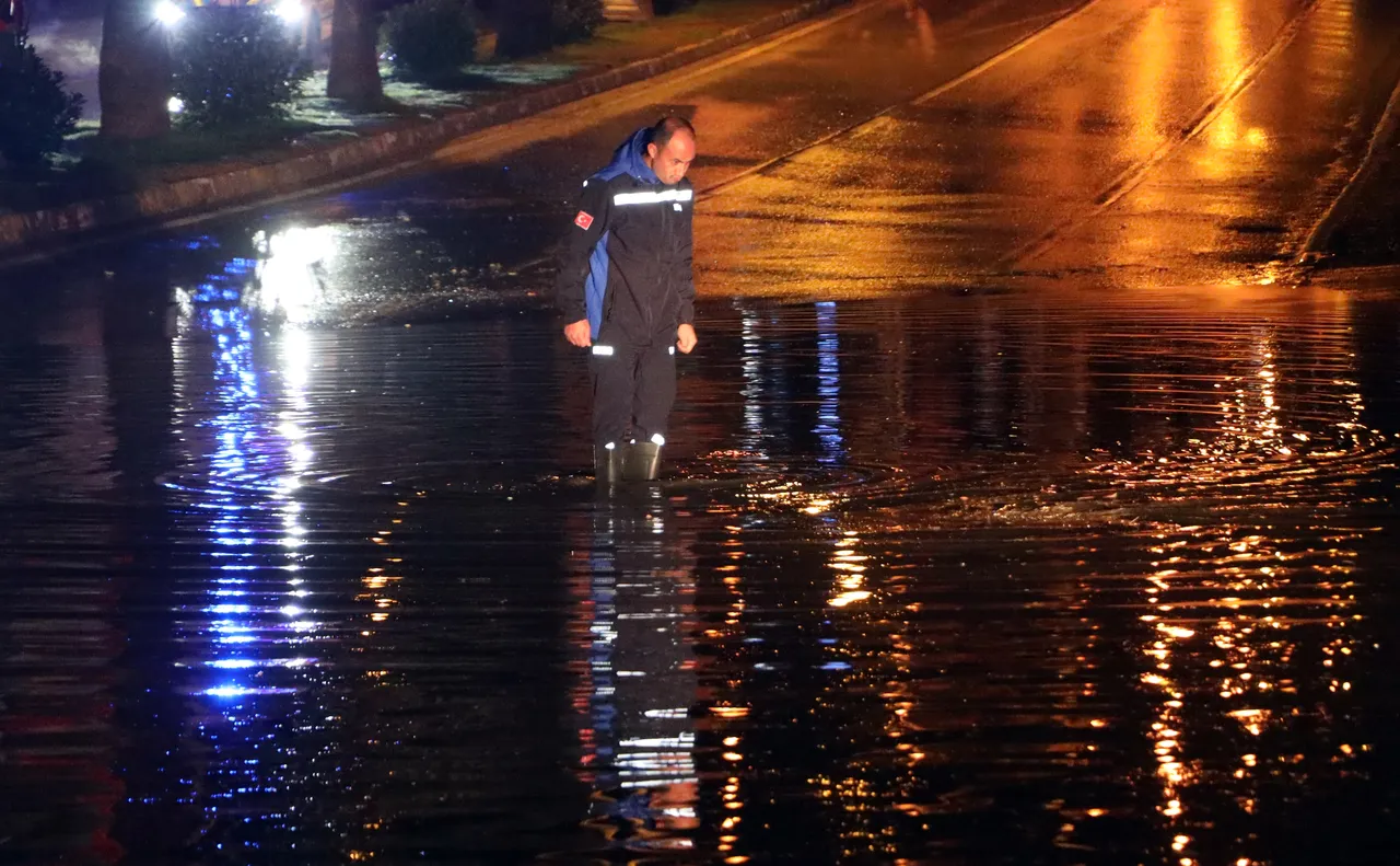 Bodrum'da kuvvetli sağanak ve dolu etkisi! Hayat felç oldu