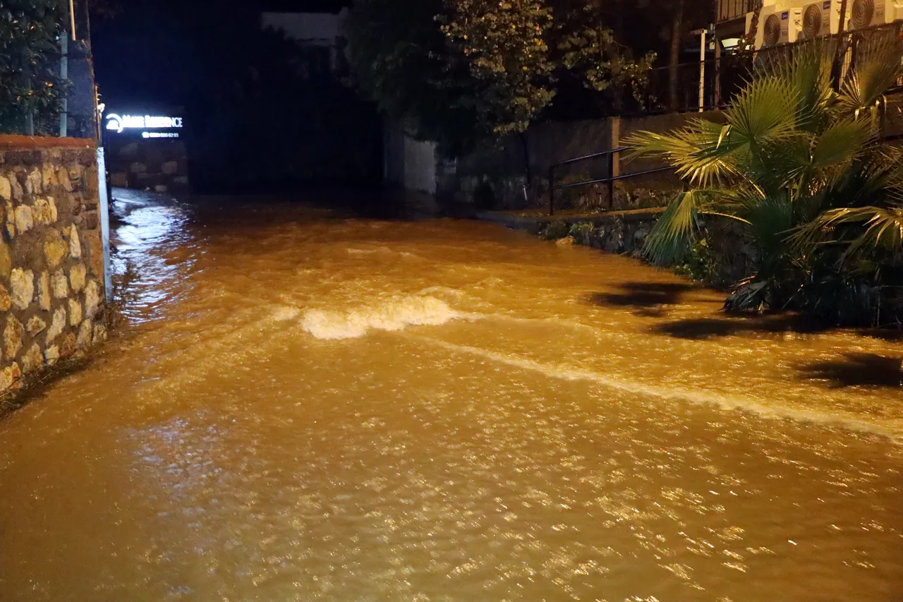 Bodrum'da kuvvetli sağanak ve dolu etkisi! Hayat felç oldu