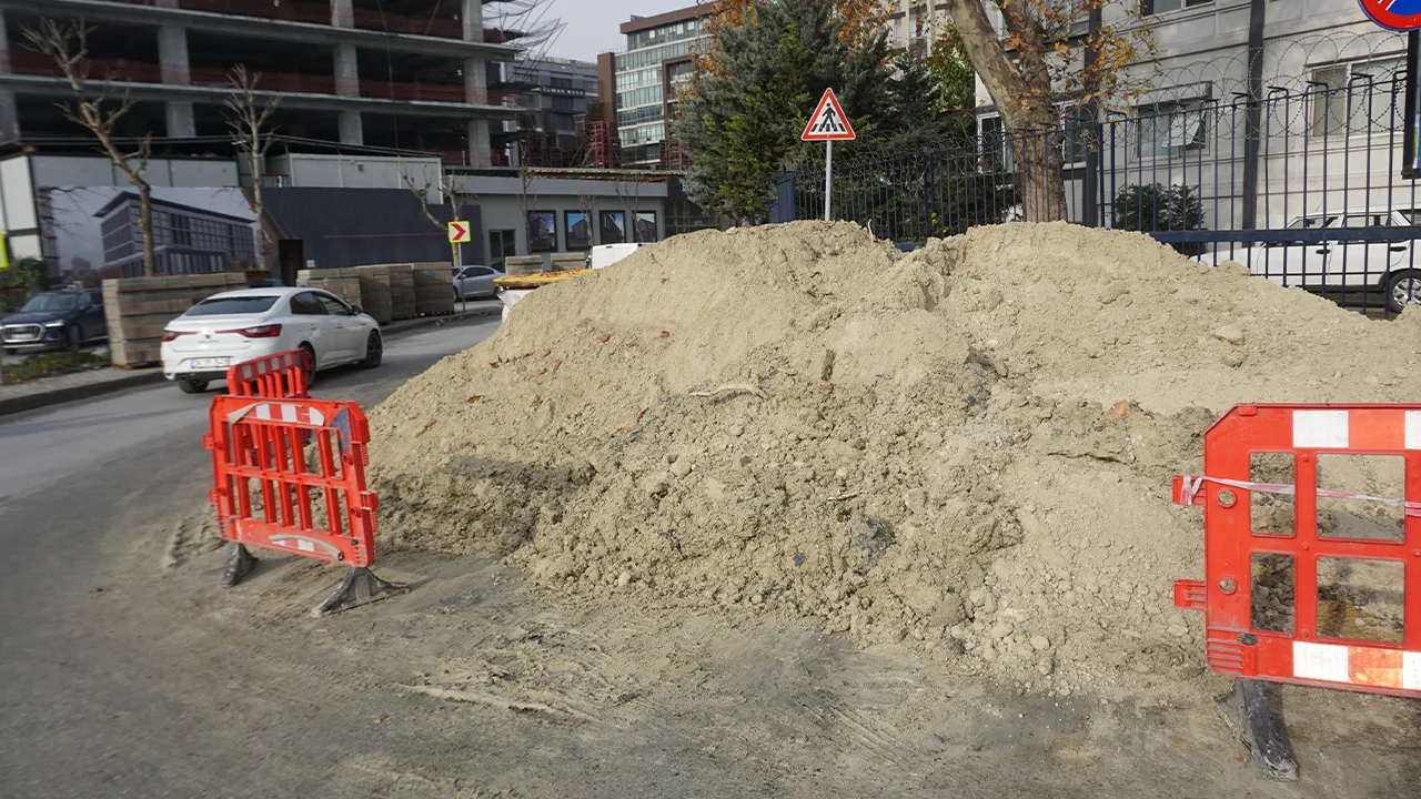 Bu toprak yığını bu köşede ne kadar bekleyecek?