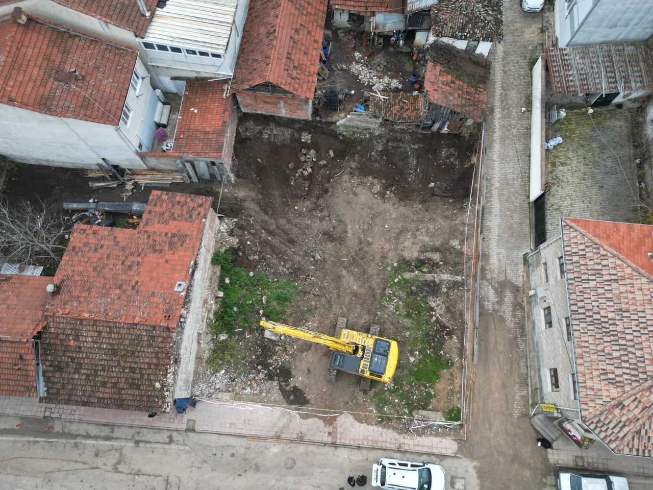 Bursada inşaat kazısında şaşırtan manzara! Mezar ve testi bulundu