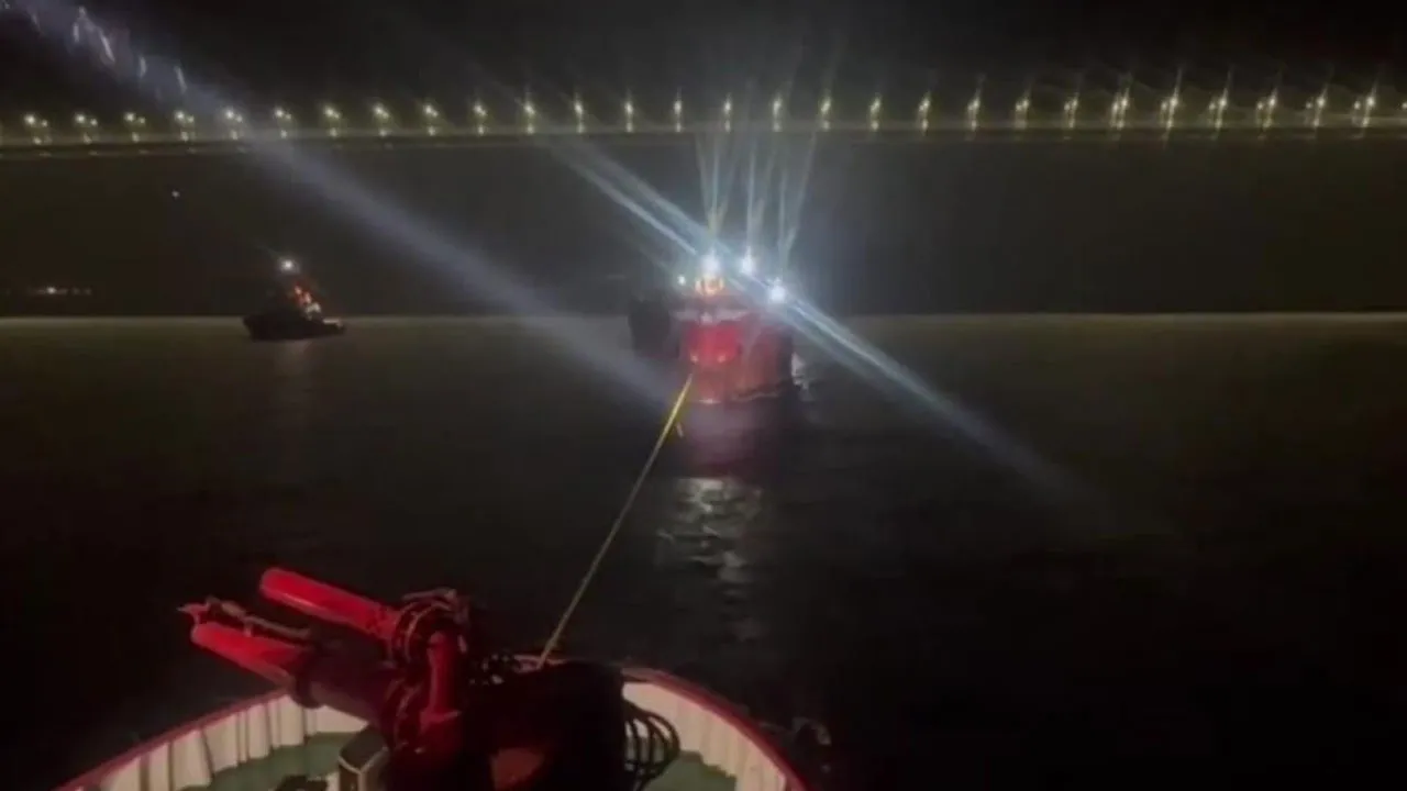 Çanakkale Boğazı'nda arızalanan kargo gemisi, ekipleri harekete geçirdi
