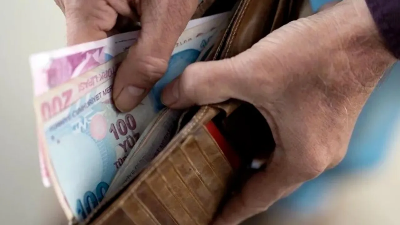 Cem Küçük'ten emeklileri ilgilendiren çarpıcı kulis! Maaşların artacağı tarihi açıkladı