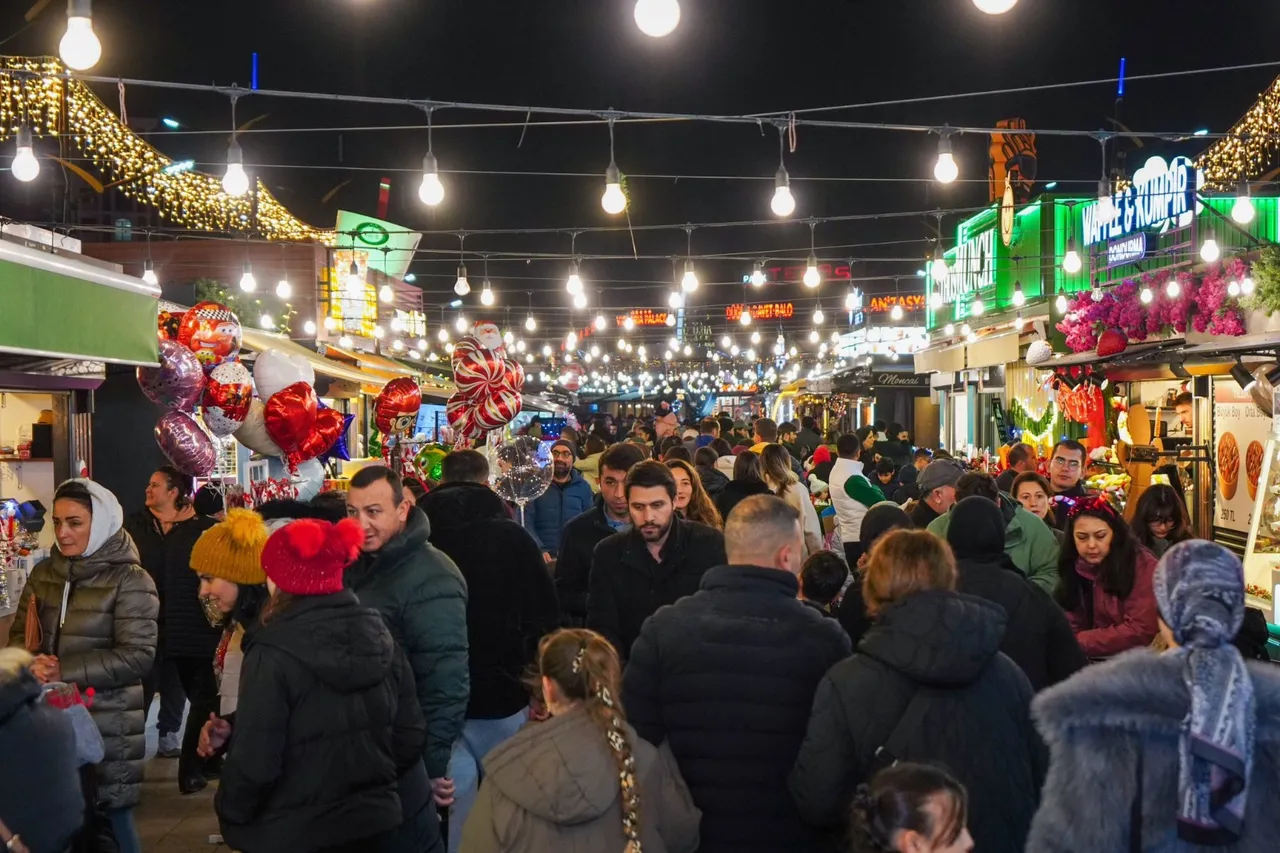 CHP’li belediyelerde Noel telaşı! Ezanlı ülkede çam ağacı süsleme yarışı