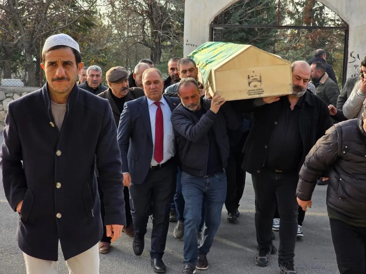 Cumhurbaşkanı Erdoğan'ın öğretmeni Ergün Sönmez son yolculuğuna uğurlandı