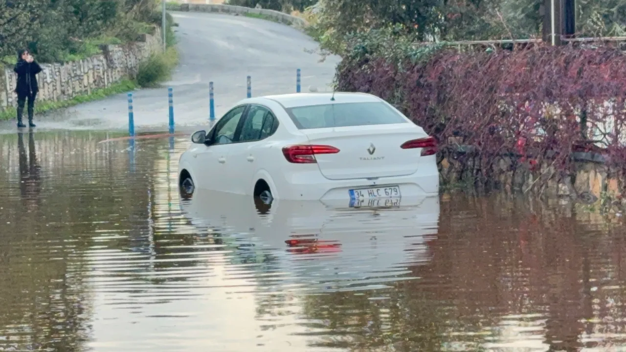 Evler tahliye edildi, arabalar sele kapıldı! Bodrum’a 12 saatte 44,2 kilogram yağmur düştü