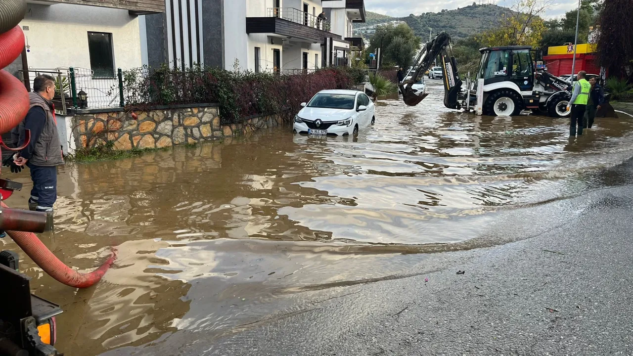 Evler tahliye edildi, arabalar sele kapıldı! Bodrum’a 12 saatte 44,2 kilogram yağmur düştü