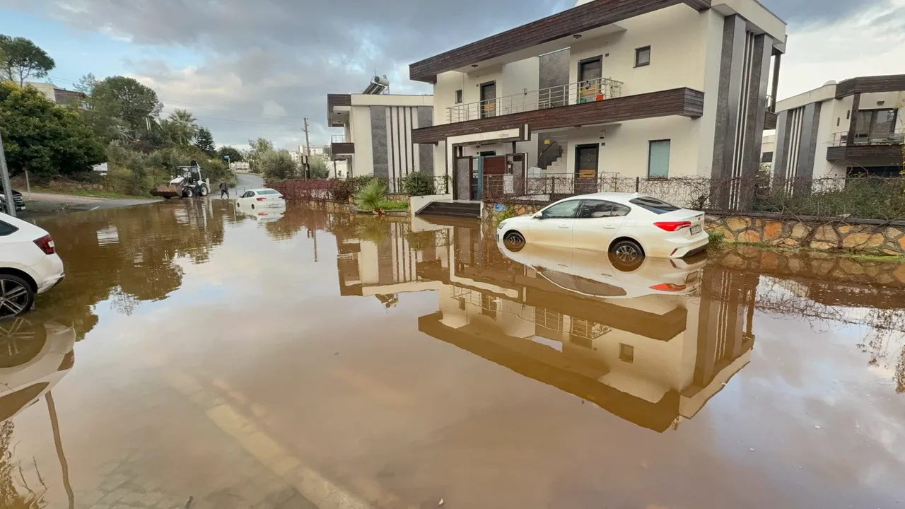 Evler tahliye edildi, arabalar sele kapıldı! Bodrum’a 12 saatte 44,2 kilogram yağmur düştü