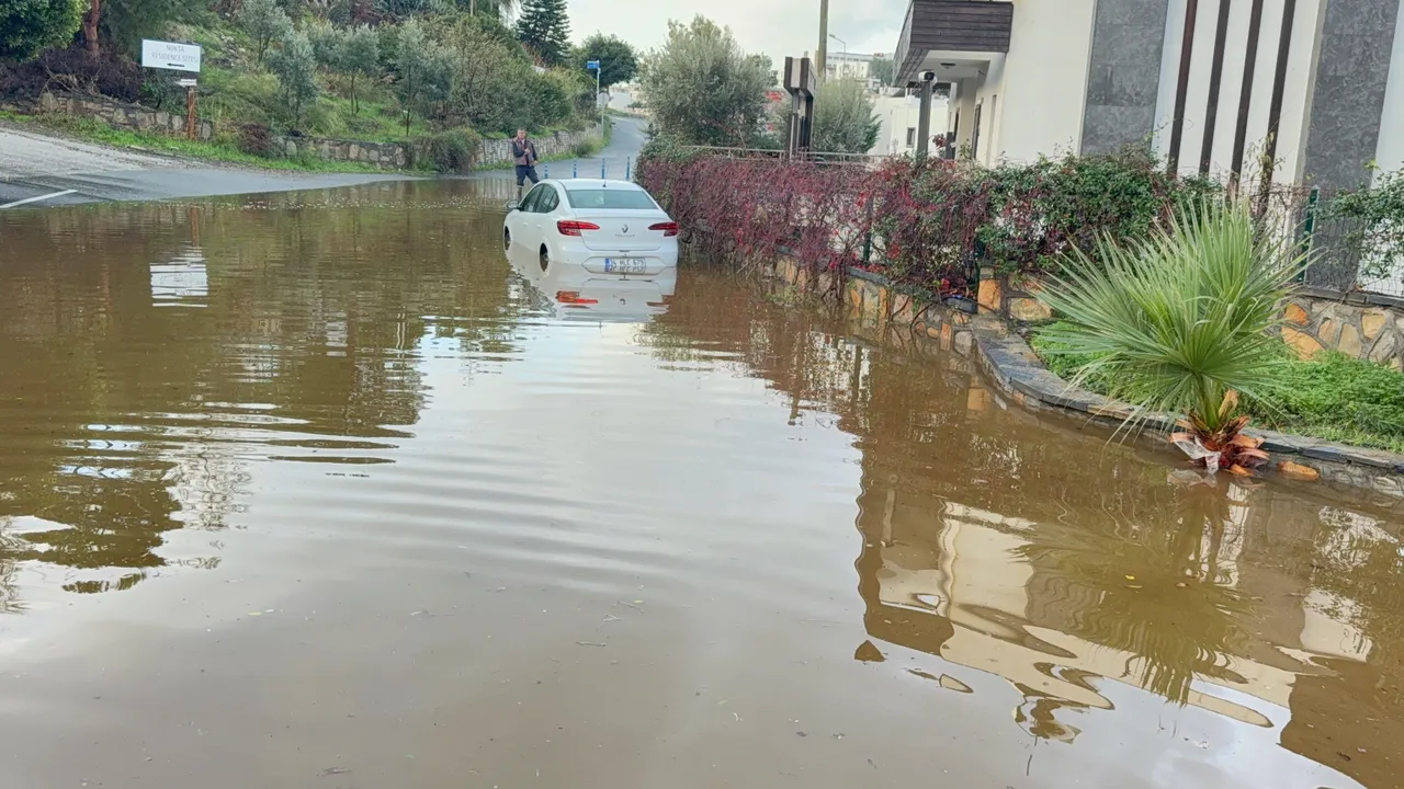 Evler tahliye edildi, arabalar sele kapıldı! Bodrum’a 12 saatte 44,2 kilogram yağmur düştü