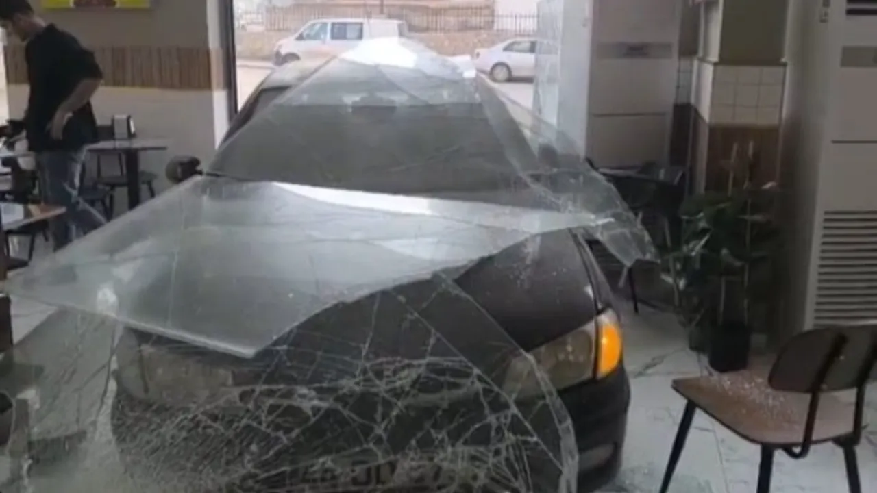 Faciadan dönüldü! Kontrolden çıkan araç dönerci dükkanına daldı