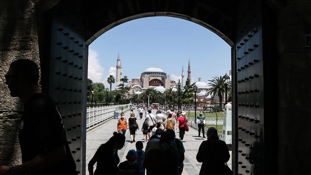 Galataporta kruvaziyerle gelen turistler için yeni karar! Duraksız özel tramvay geliyor