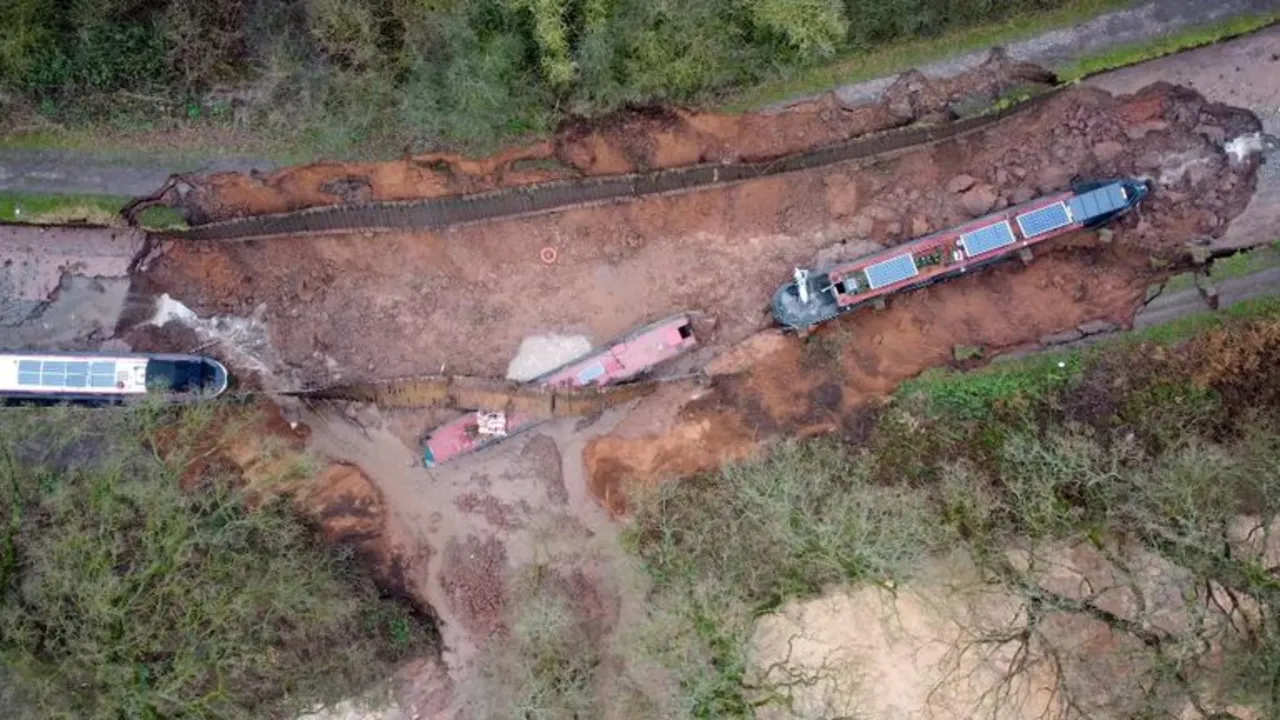 İngiltere'de kanal yarıldı! Çok sayıda tekne dev çukura düştü