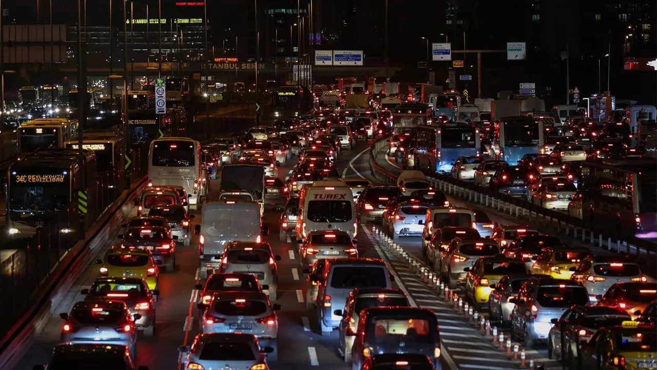 İstanbul'da akşam kabusu... Trafik yoğunluğu yüzde 90! Araçlar durdu