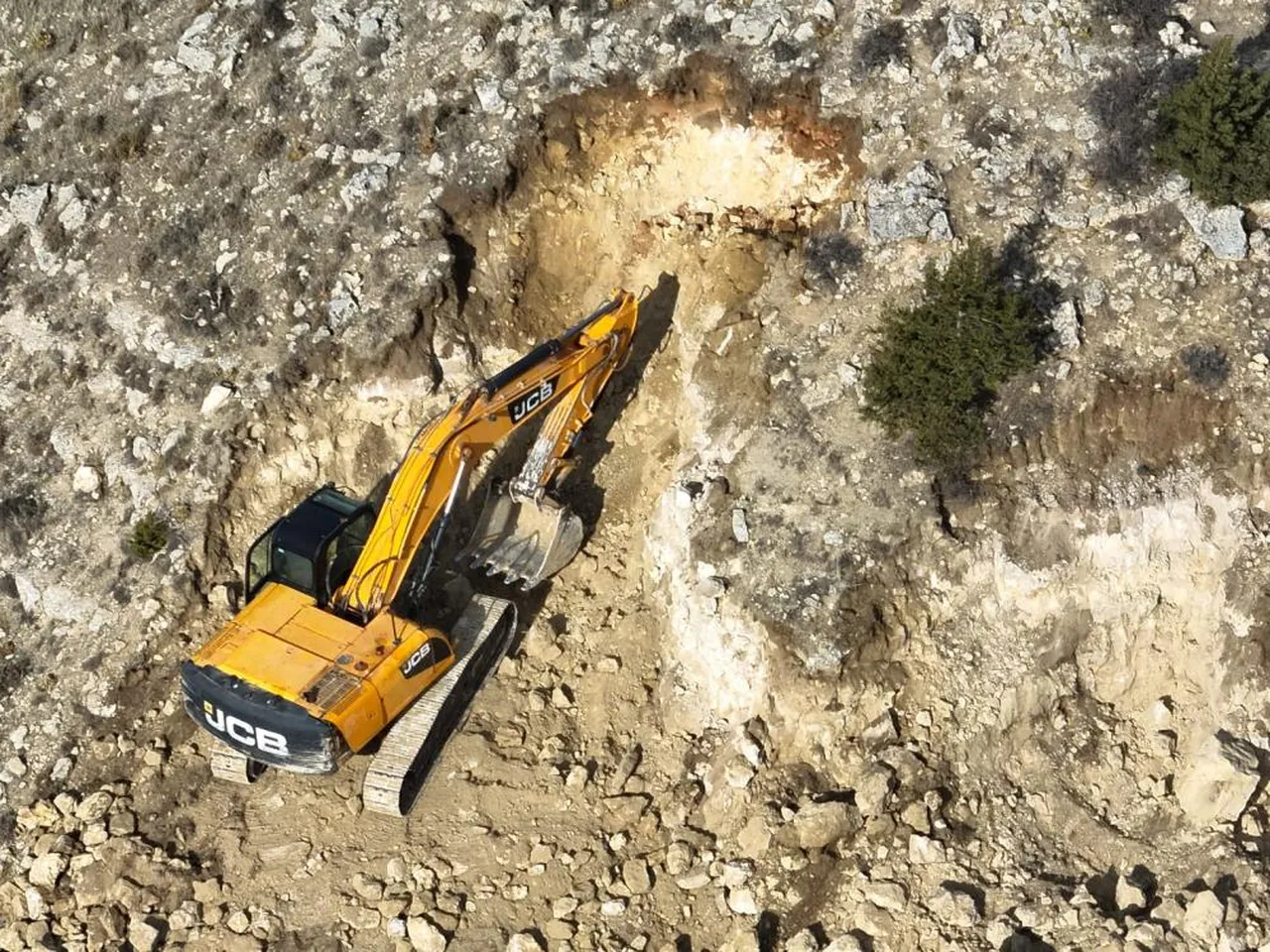 Kepçeyle tarihi eser arayanlar suçüstü yakalandı! 14 gözaltı
