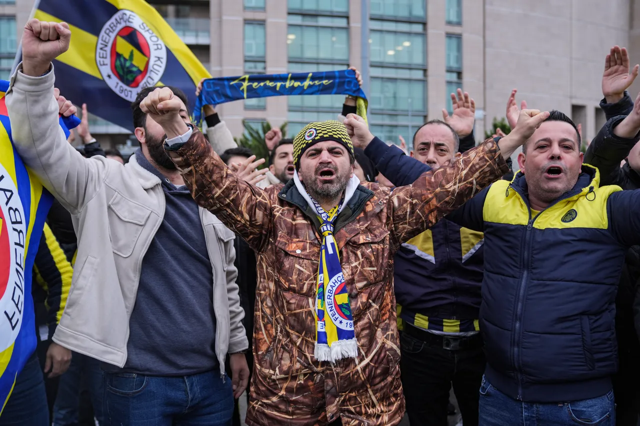 Fenerbahçeli taraftarlar, Sadettin Saran'a destek için adliye çevresinde toplanmıştı