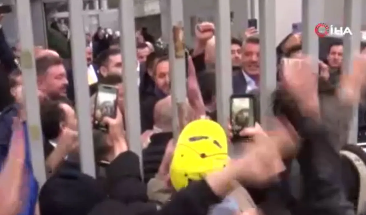 Saran, Fenerbahçeli taraftarları selamladı