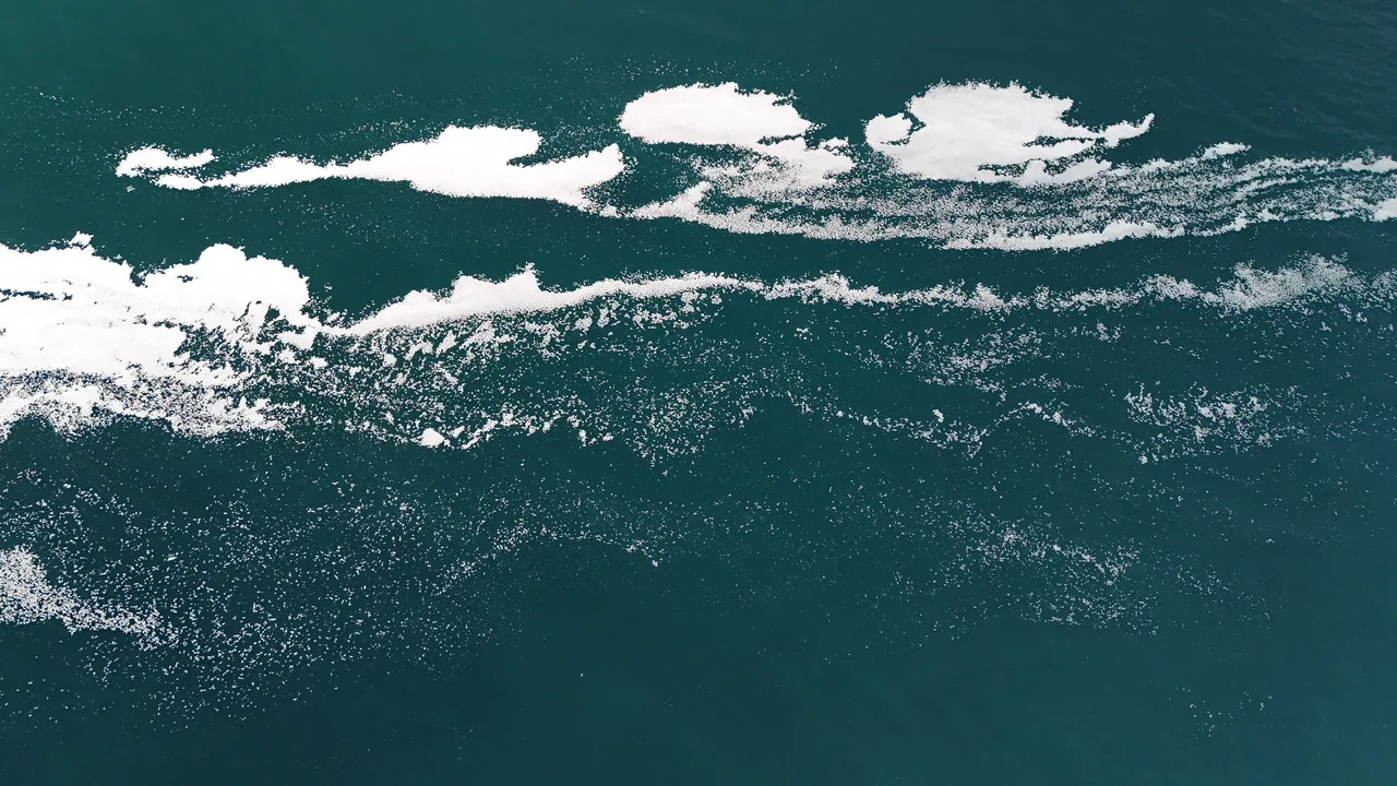 Van Gölünde dikkat çeken köpüklenme!