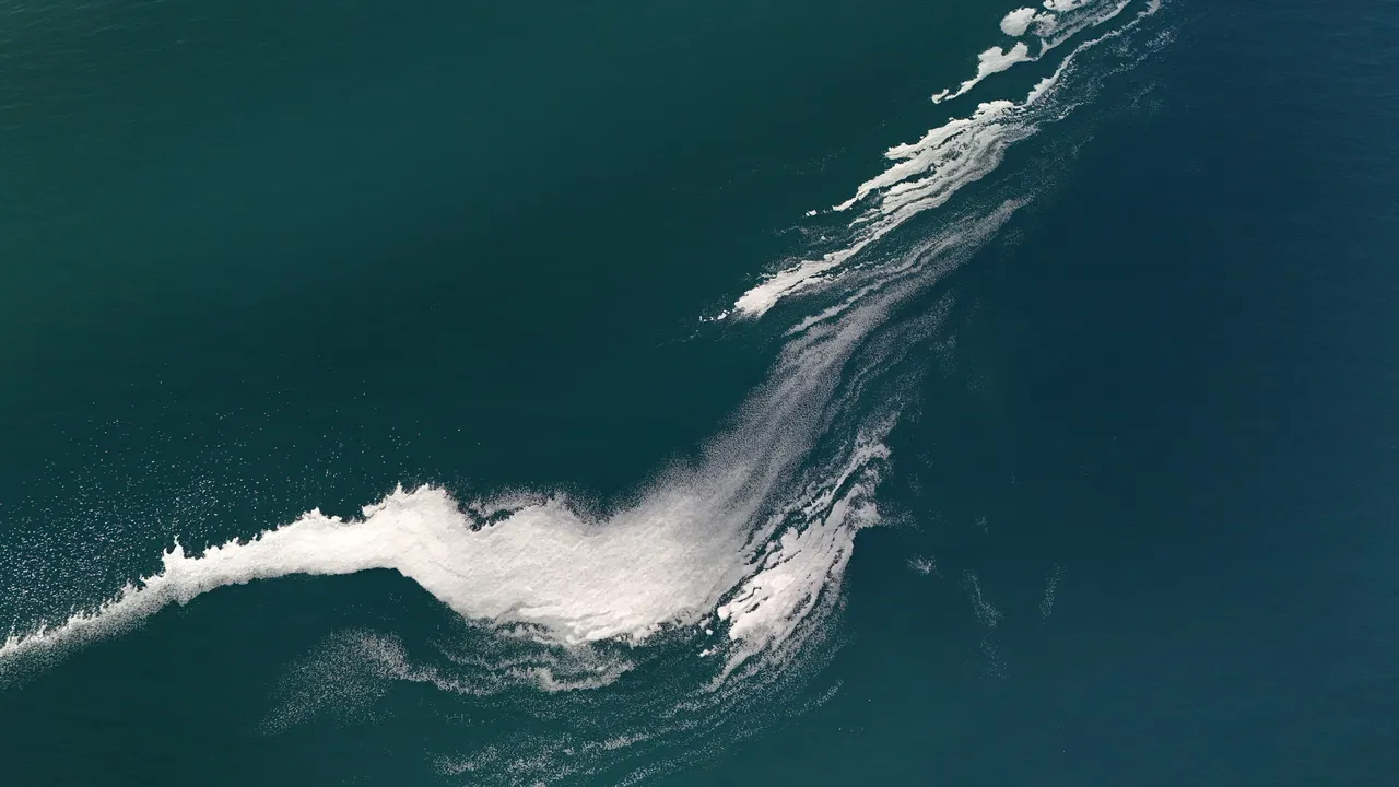 Van Gölünde dikkat çeken köpüklenme!