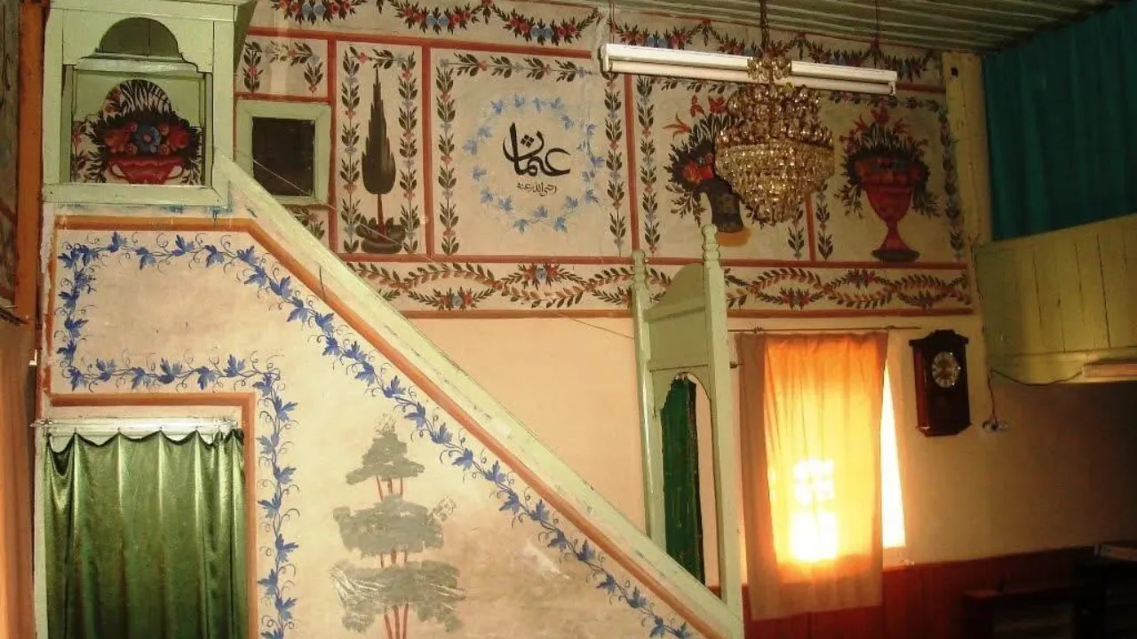147 yıllık kök boya desenleriyle zamana meydan okuyan tarihi cami