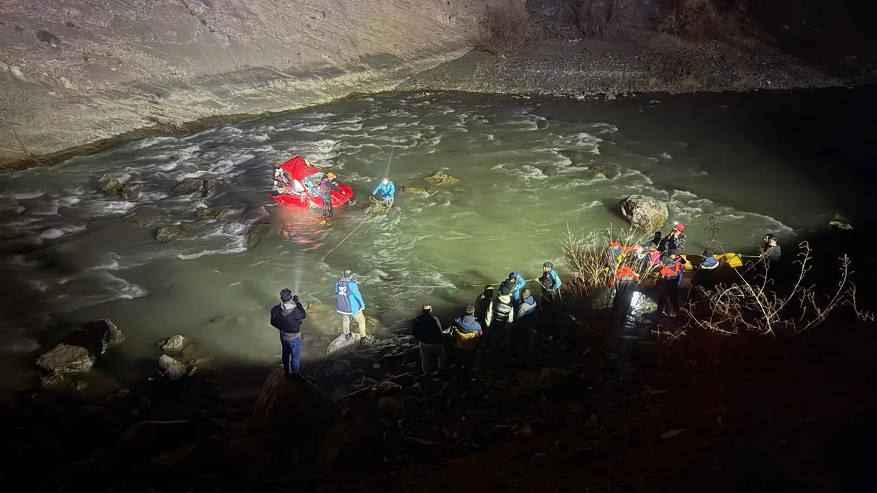 250 metrelik uçurumdan Zap Suyu'na uçtu! Acı haber geldi
