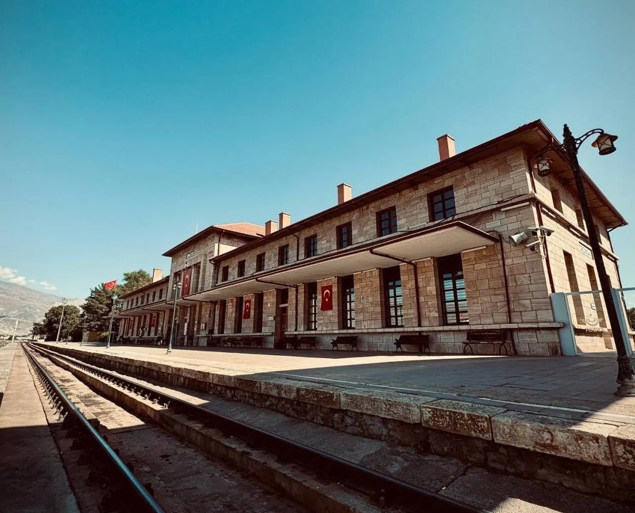 7,9’luk depremde bile yıkılmayan tek yapı! Erzincan Tren Garı 87 yıldır sapasağlam