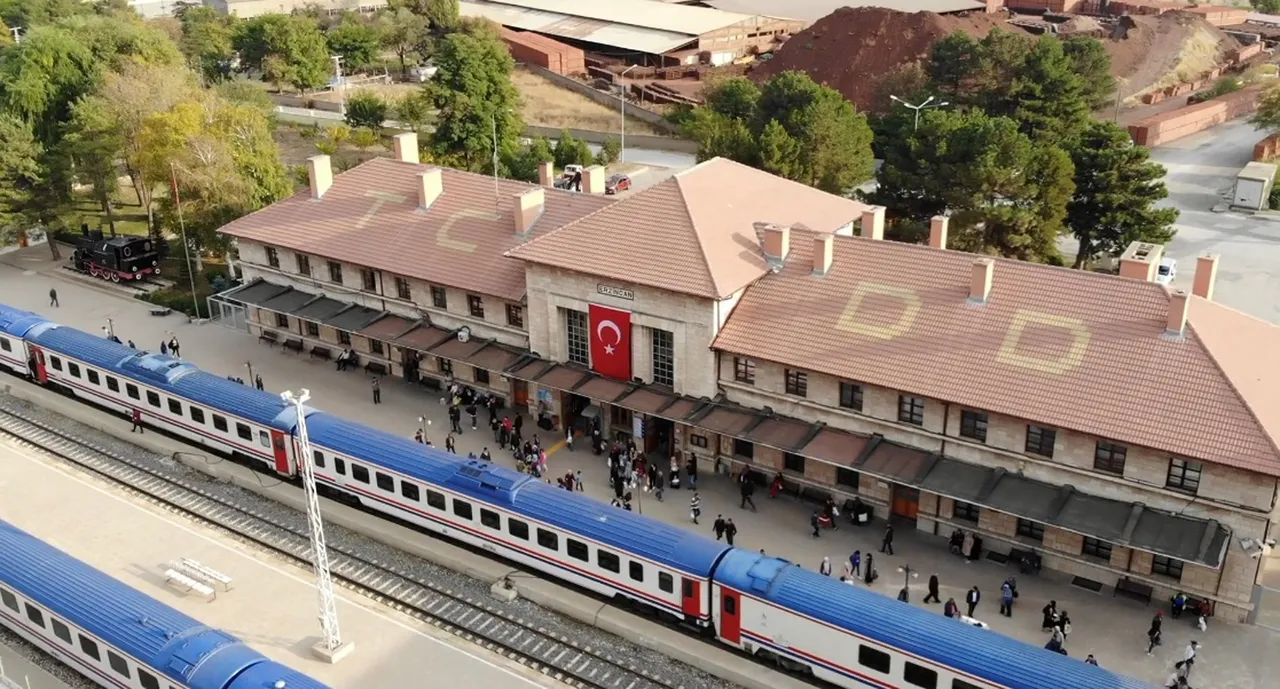 7,9’luk depremde bile yıkılmayan tek yapı! Erzincan Tren Garı 87 yıldır sapasağlam