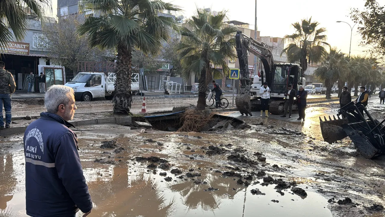 Adana'da su borusu patladı! Caddede çukur oluştu