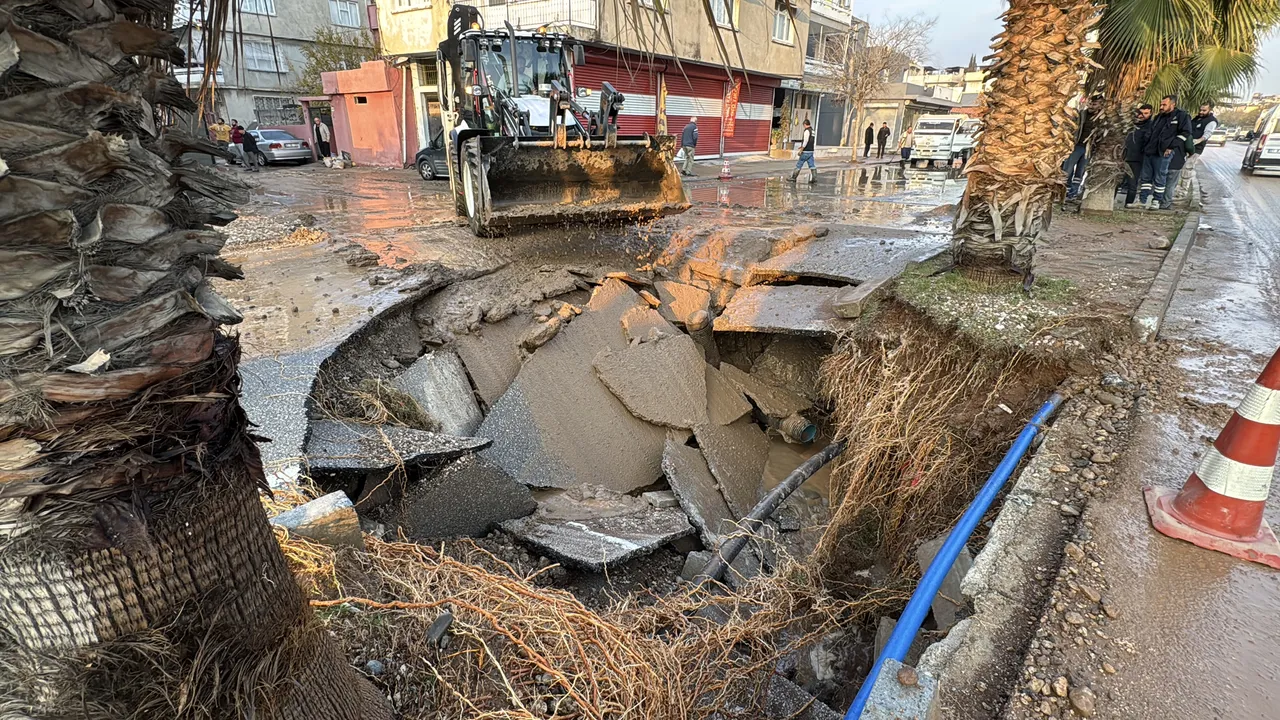 Adanada su borusu patladı! Caddede çukur oluştu