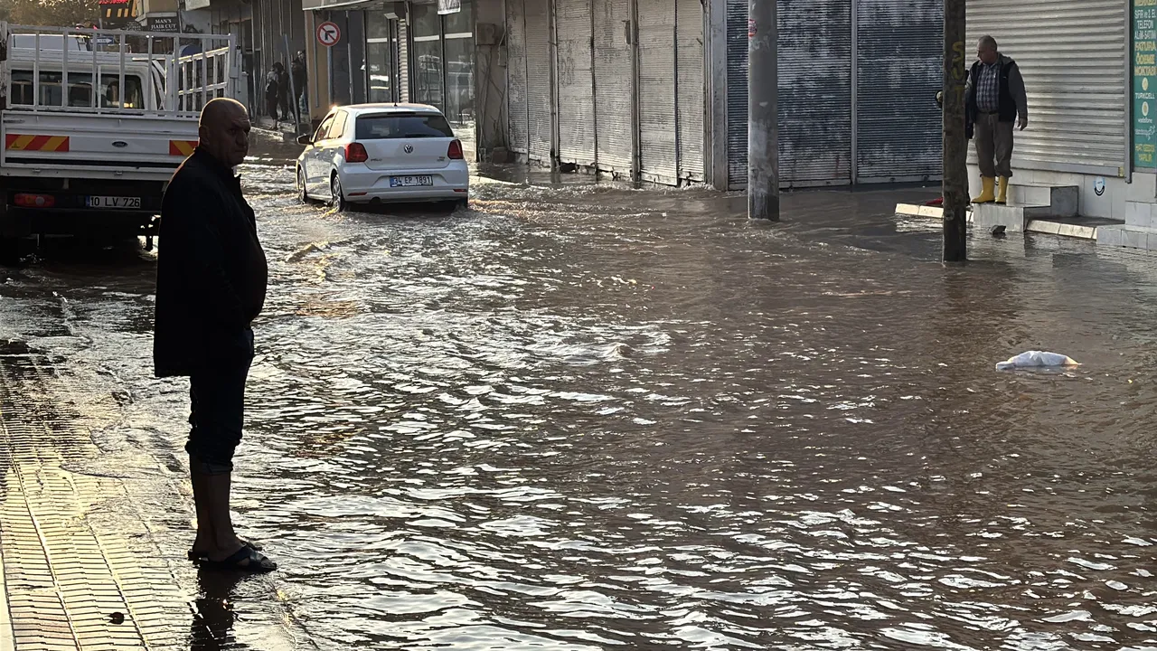 Adanada su borusu patladı! Caddede çukur oluştu