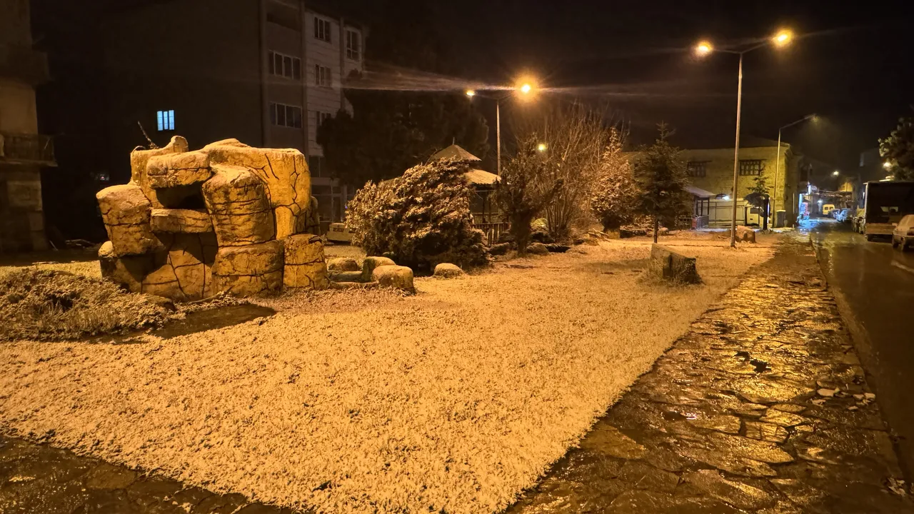 Bir anda bastıran kar İstanbul yolunda! Megakent için kritik saatler