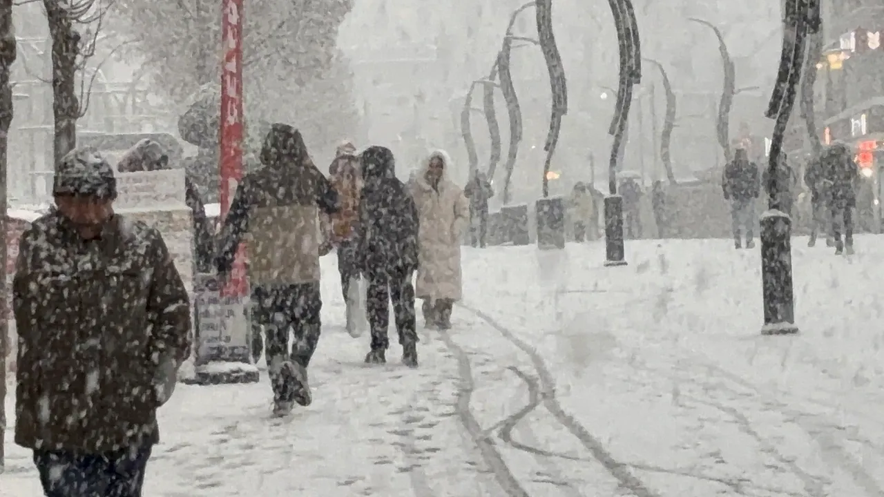 Bolu Valiliği saat verdi! 20 santimetrelik kar yolda
