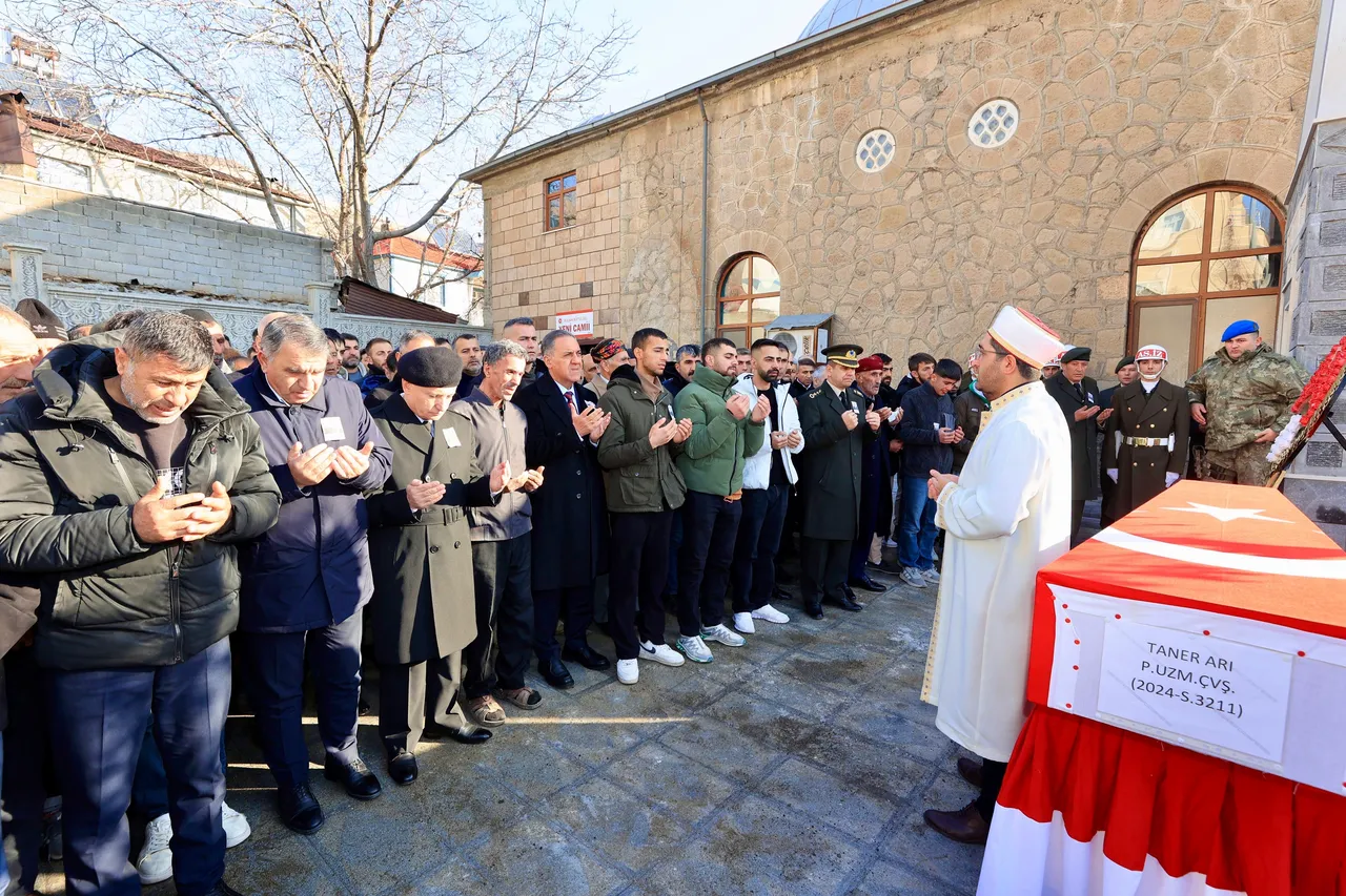 Cenazedeki o anlar gündem olmuştu: Şehit babasının terlikli görüntüsüyle ilgili gerçek bambaşka çıktı